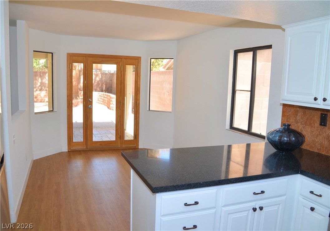 1442 White Drive — photo 5