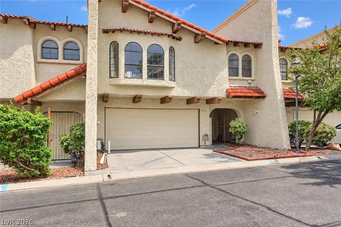 4951 Schumann Drive — photo 2