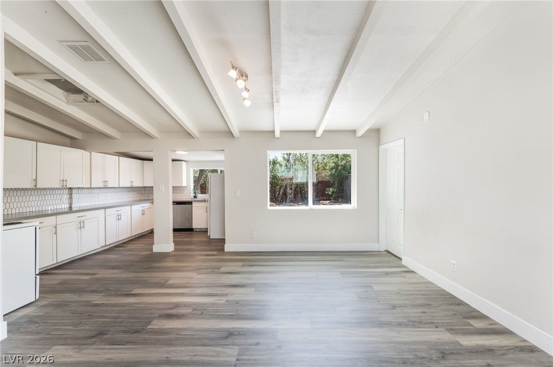 2320 East Oakey Boulevard — photo 3 of 33