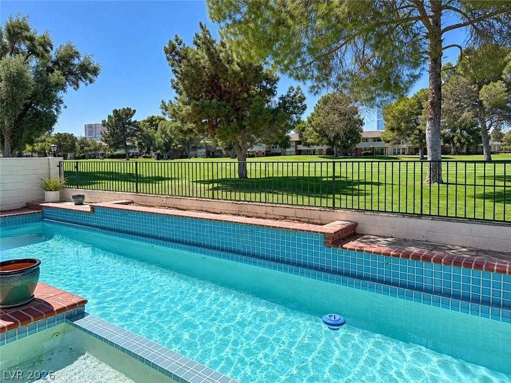 2823 Queens Courtyard Drive — photo 2