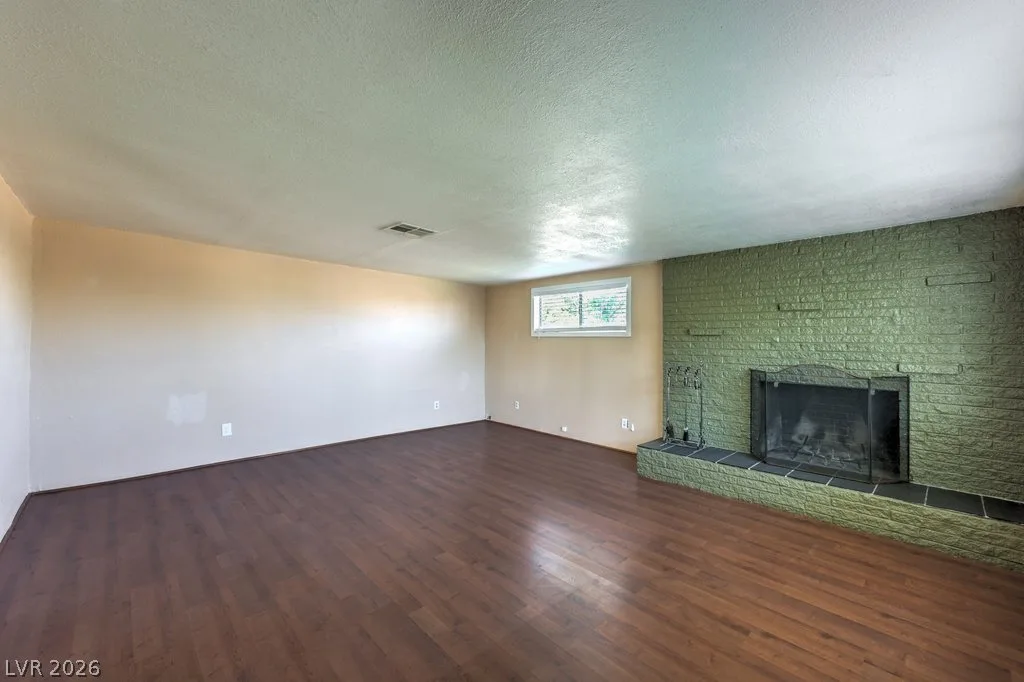 580 Karen Way — photo 2 of 34