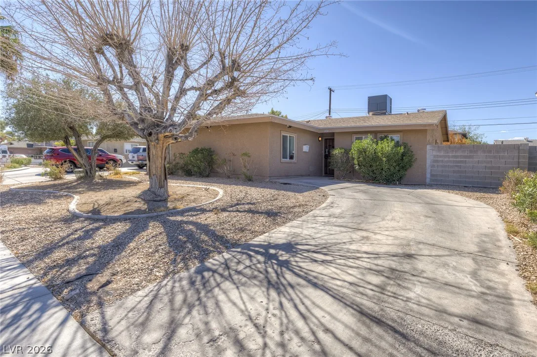 1305 North Mojave Road — photo 1
