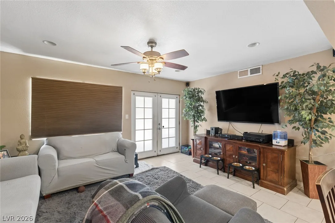 1305 North Mojave Road — photo 2