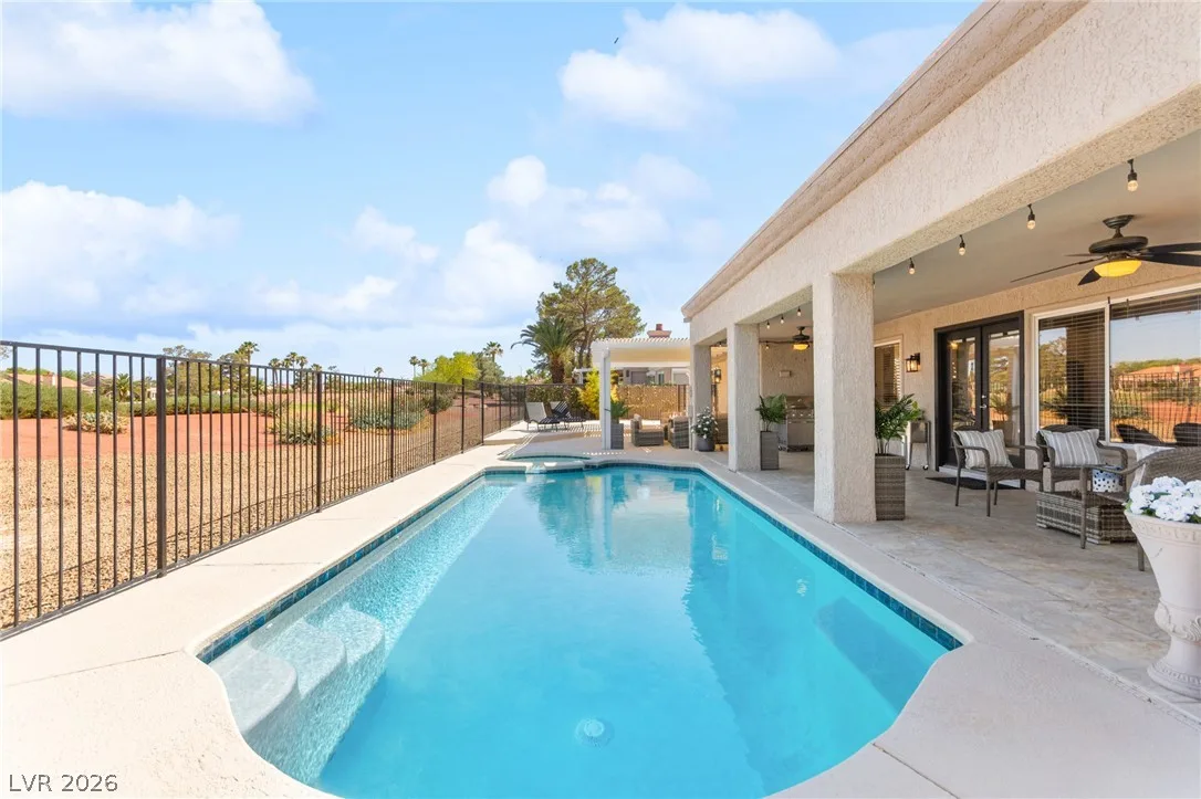 2900 Crown Ridge Drive — photo 2
