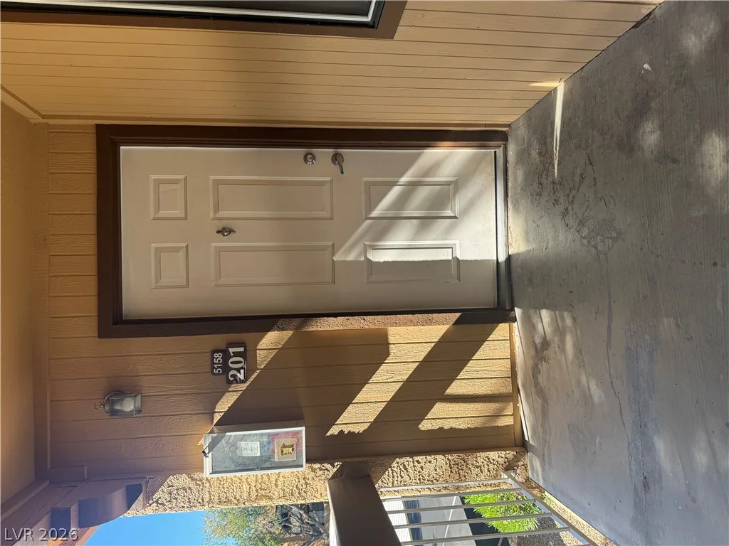 5158 South Jones Boulevard 201 — photo 1