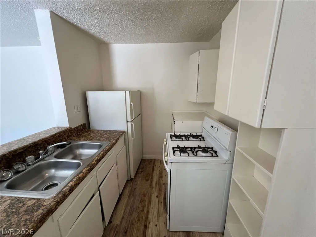 2300 Sunrise Avenue 7 — photo 2