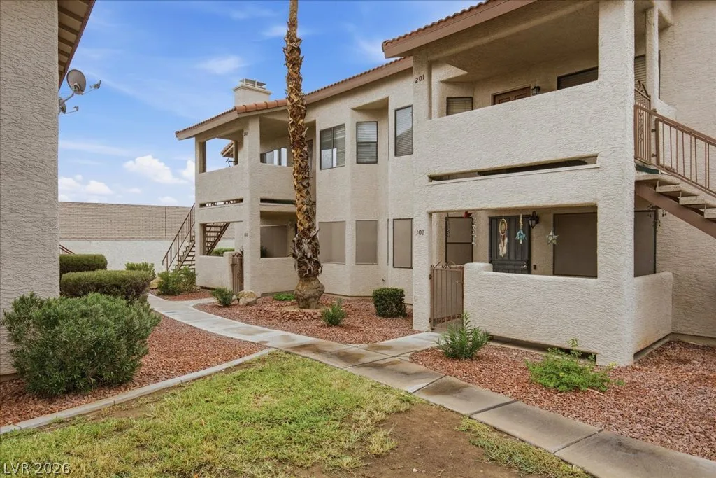 753 Rock Springs Drive 102 — photo 4