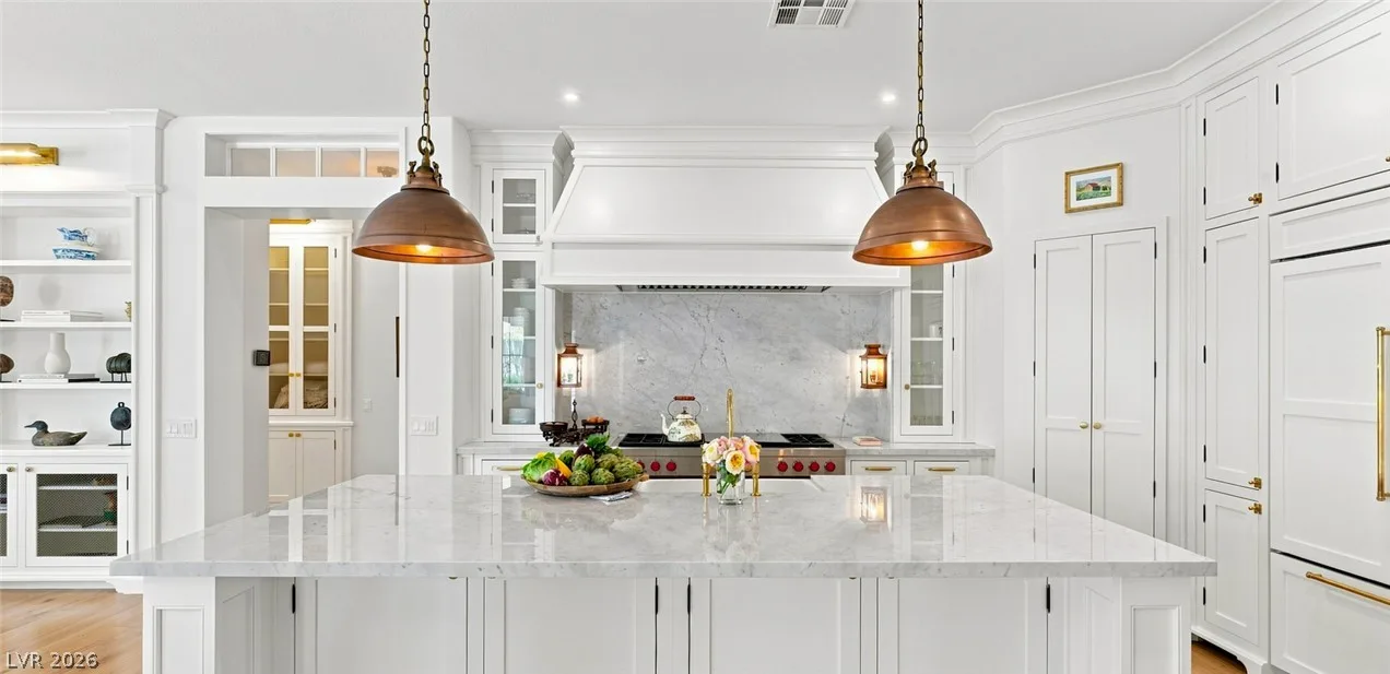 8 Pine Hollow Drive — photo 1
