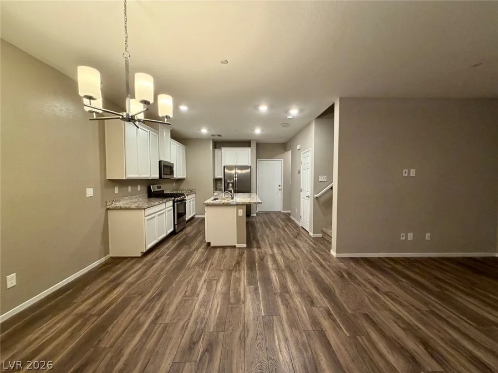 771 ESTATE COUNTRY Avenue — photo 3
