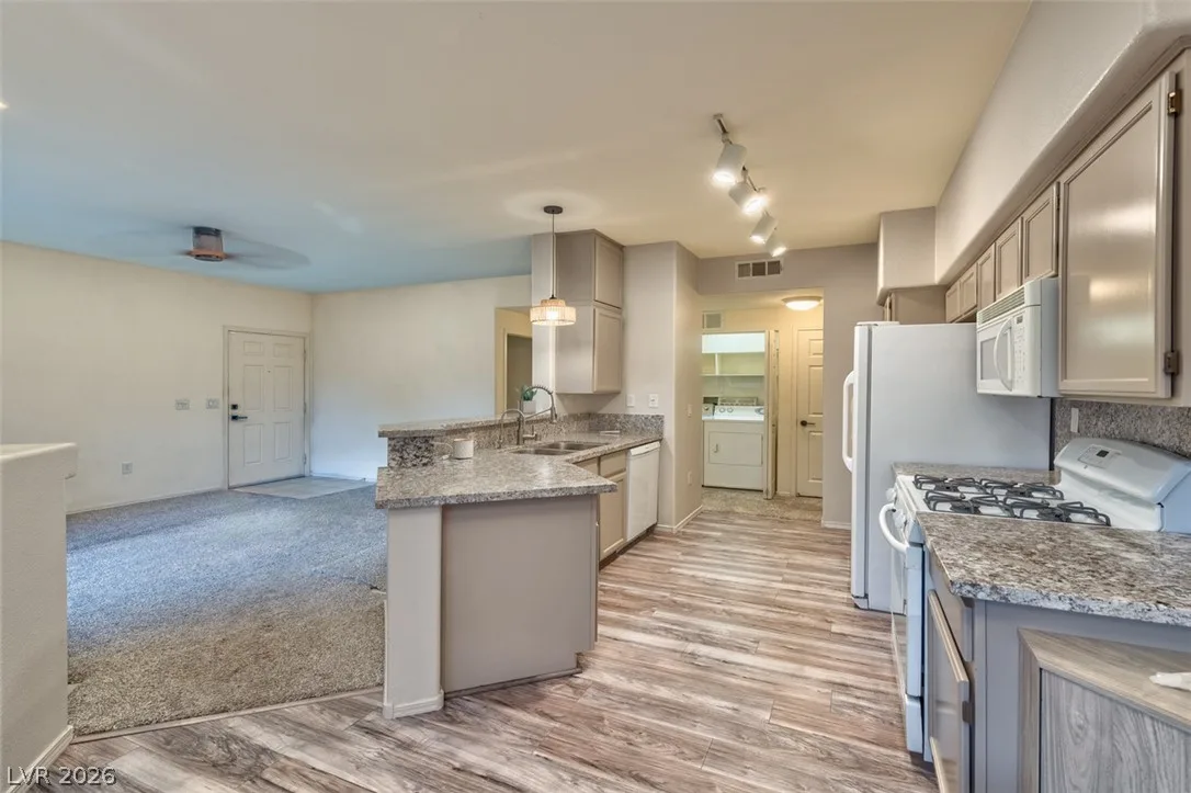 1050 East Cactus Avenue 1081 — photo 2