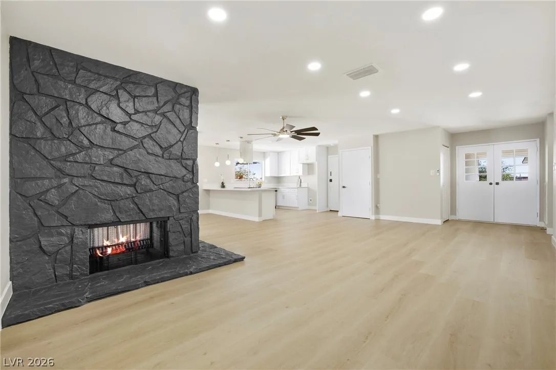 324 Lakehurst Road — photo 1