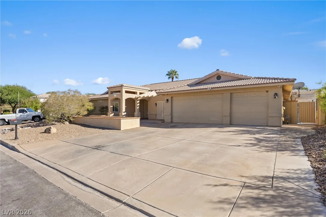 211 West Highland Drive — photo 3