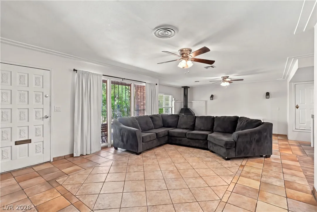 2828 Willoughby Avenue — photo 1