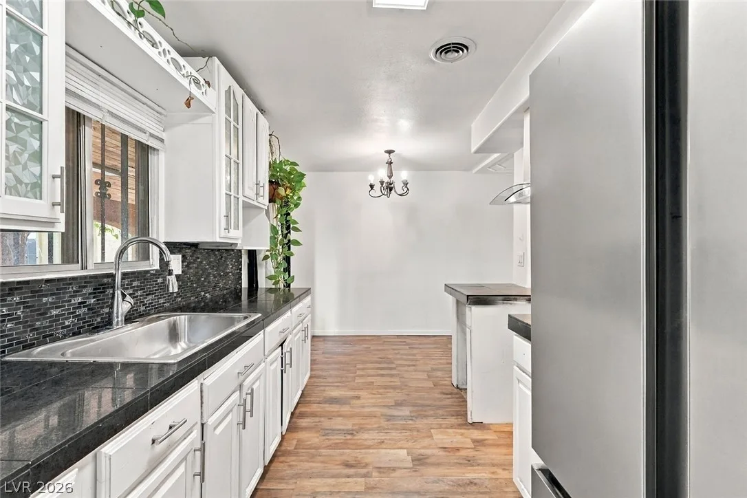 2828 Willoughby Avenue — photo 4