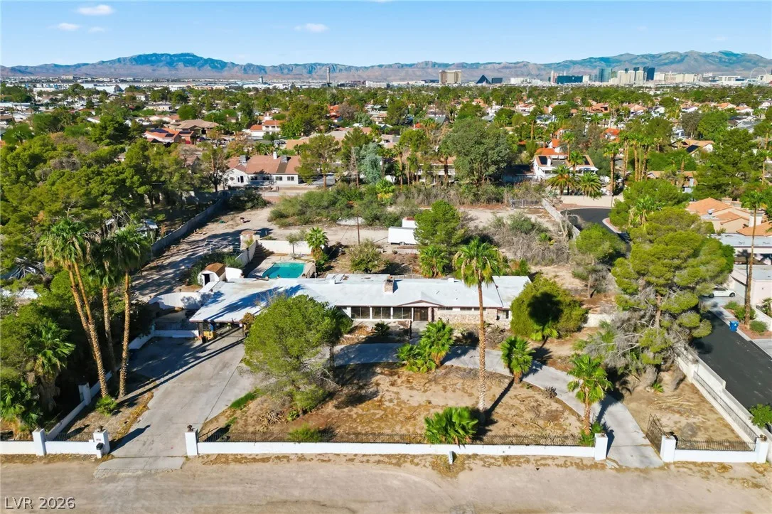 5517 Oak Street — photo 1