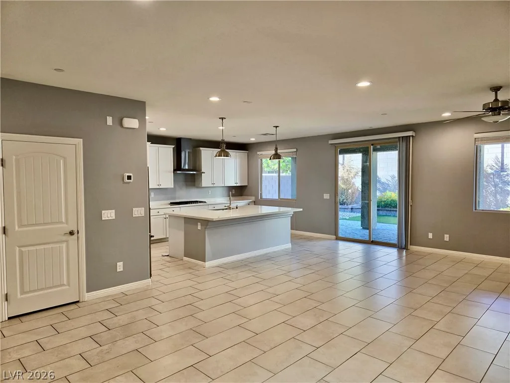 2926 Tremont Avenue — photo 2