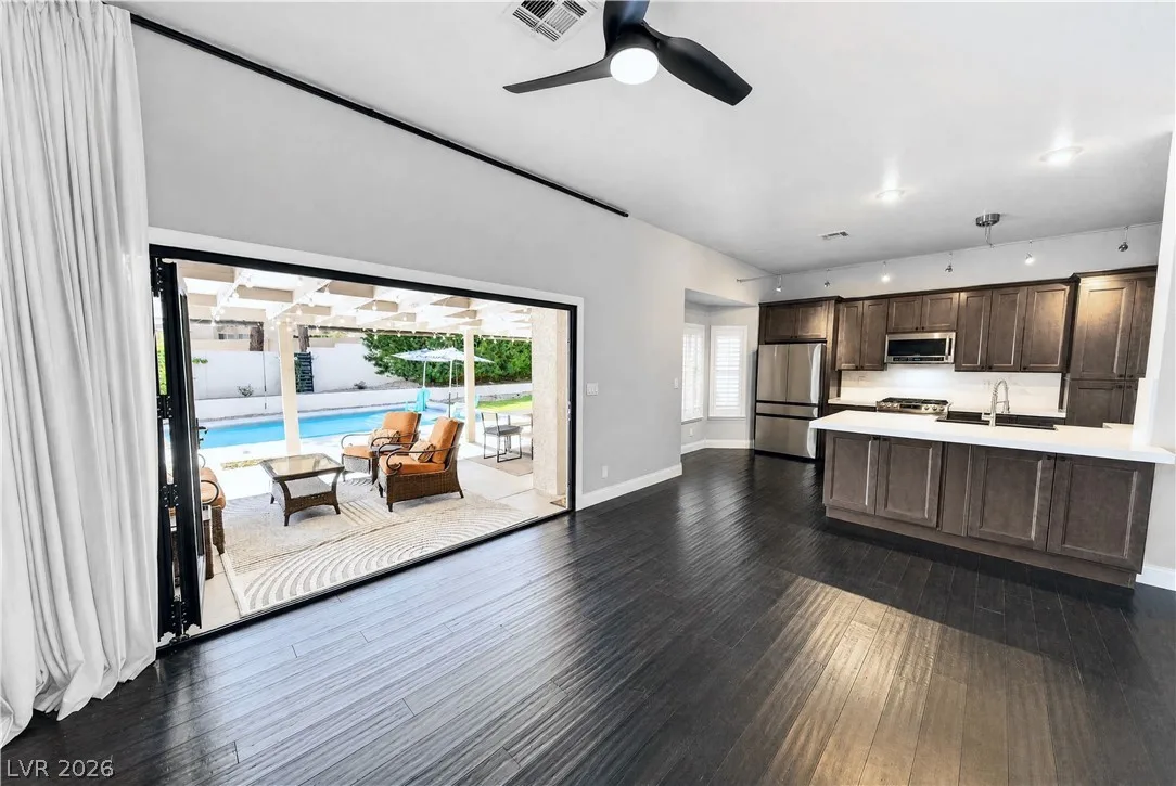 1740 Bluffs Drive — photo 3