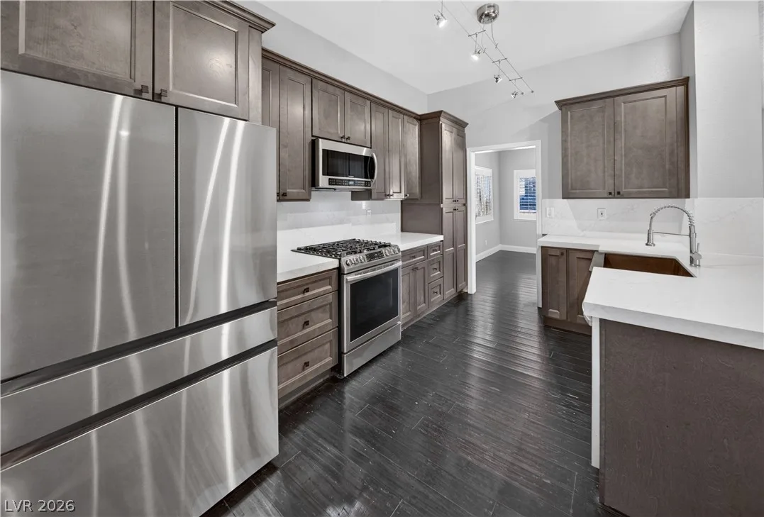 1740 Bluffs Drive — photo 5