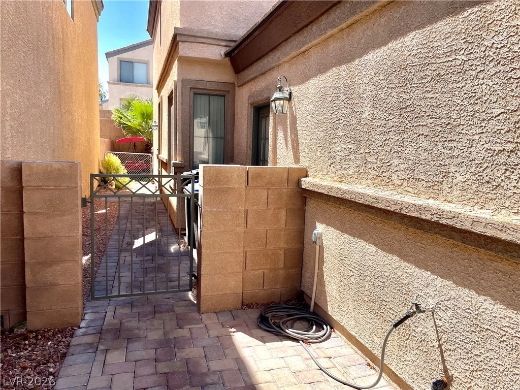 8233 Strawberry Spring Street — photo 2