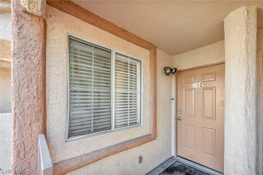 1600 North Torrey Pines Drive 202 — photo 2