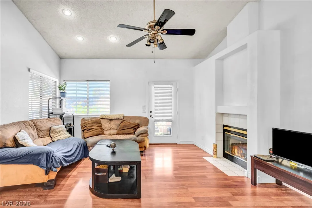 1600 North Torrey Pines Drive 202 — photo 5