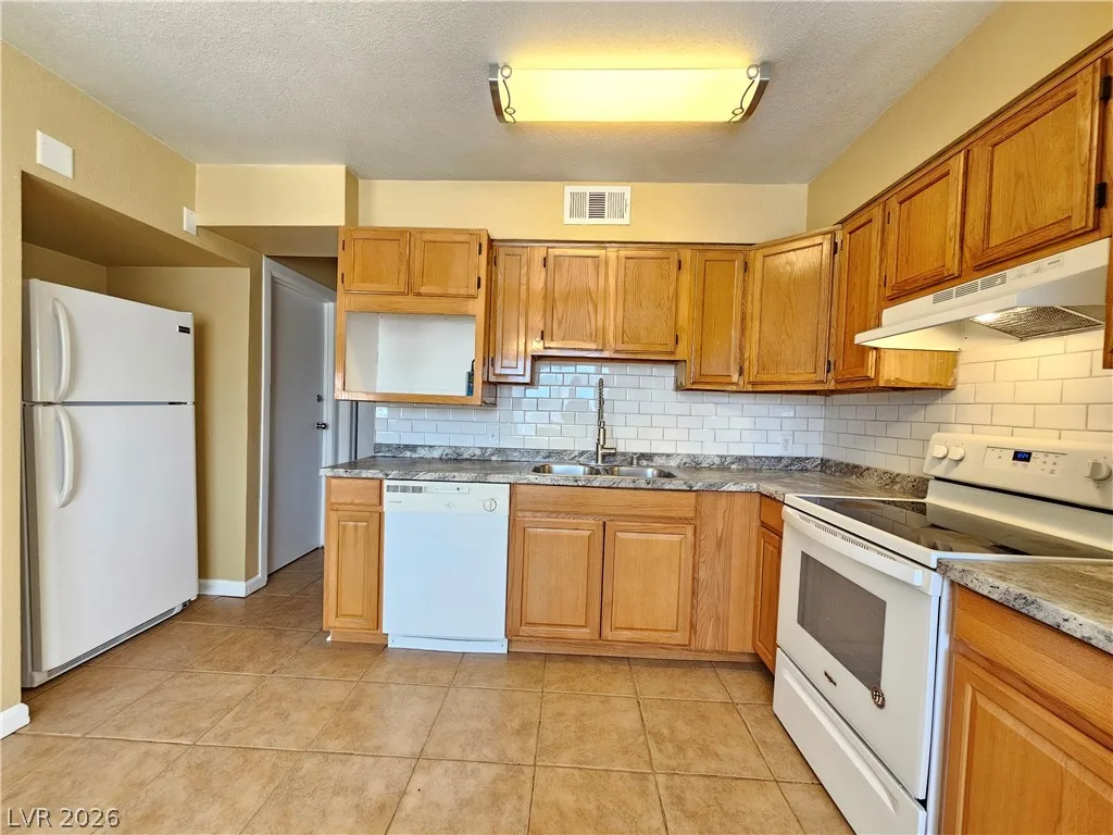6220 Bourbon Way — photo 3