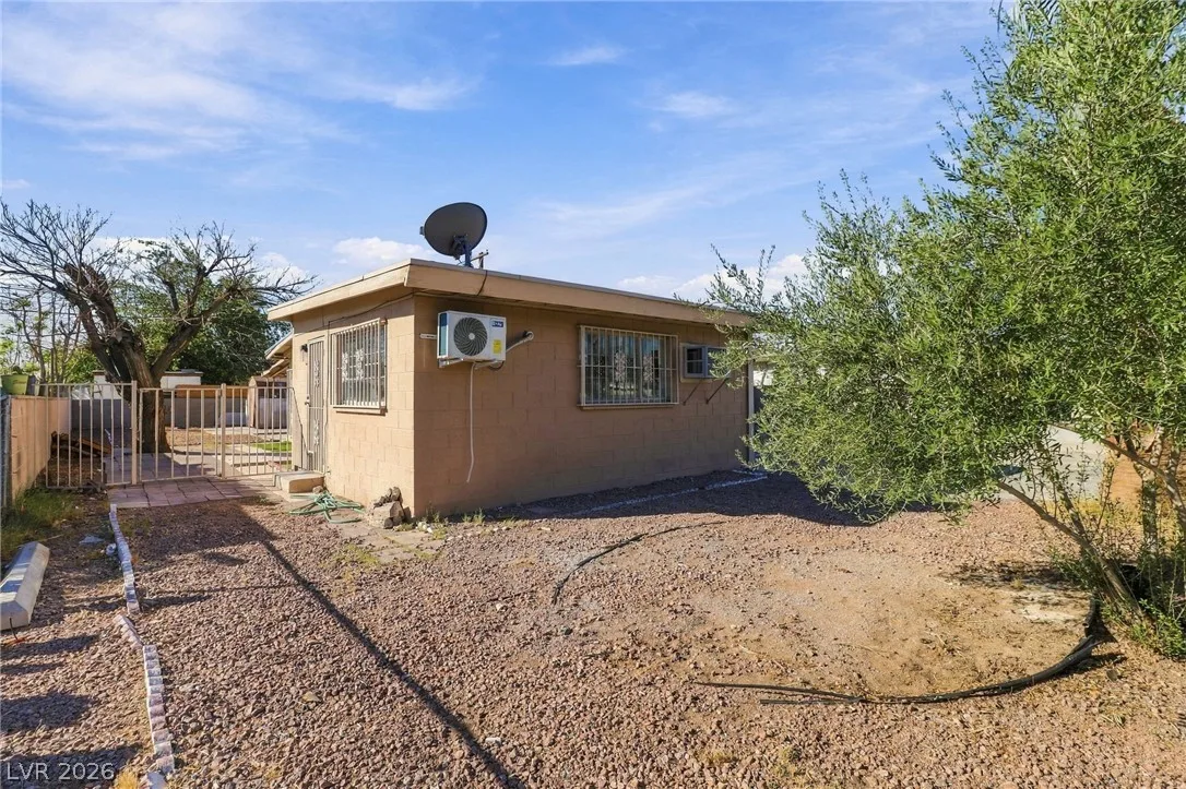 2521 Perliter Avenue — photo 3
