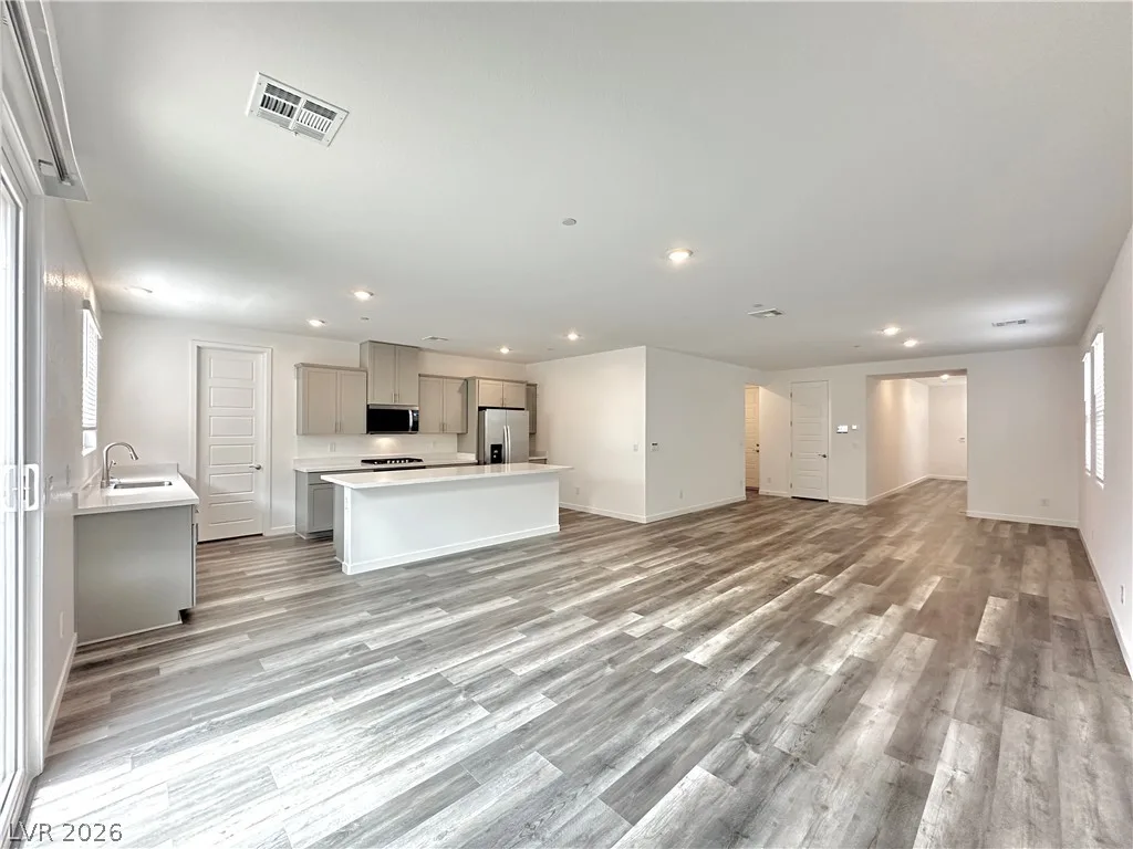 563 Mountain Robin Avenue — photo 4