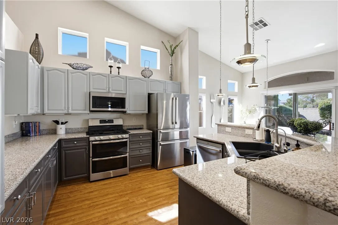 9664 Emeraude Avenue — photo 4