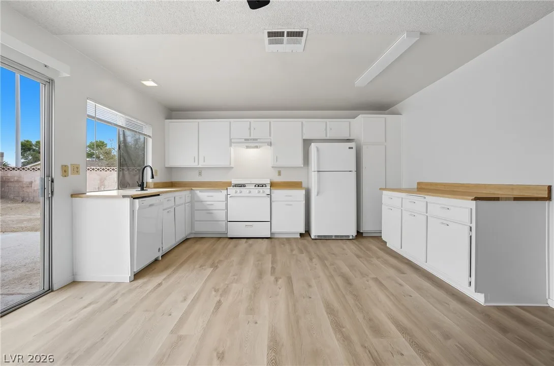 4732 Lakestream Avenue — photo 2