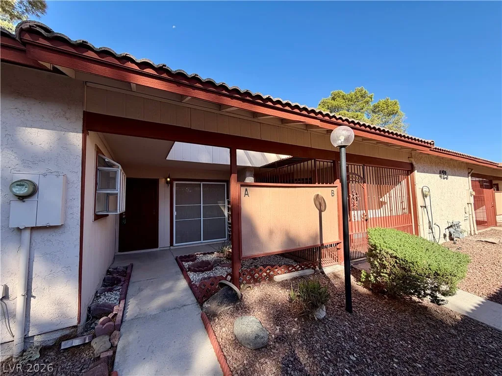 425 North Lamb Boulevard A — photo 1