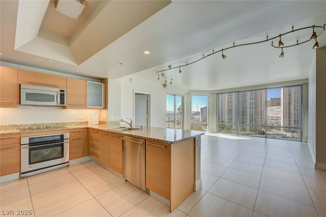 222 Karen Avenue 1602 — photo 1