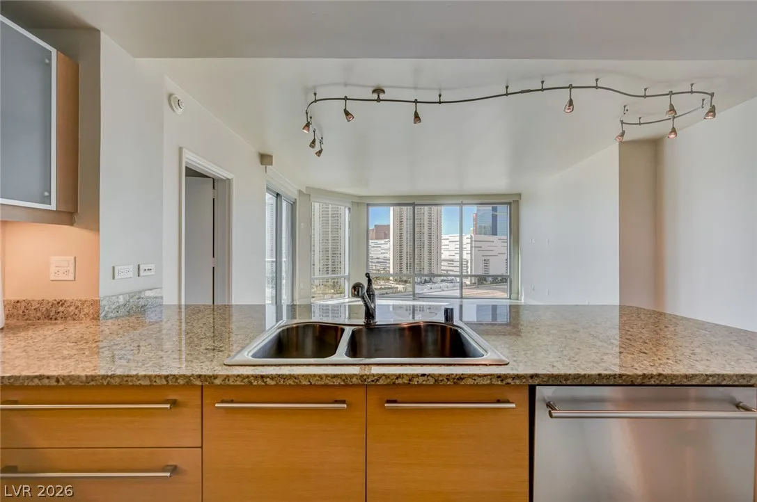 222 Karen Avenue 1602 — photo 2