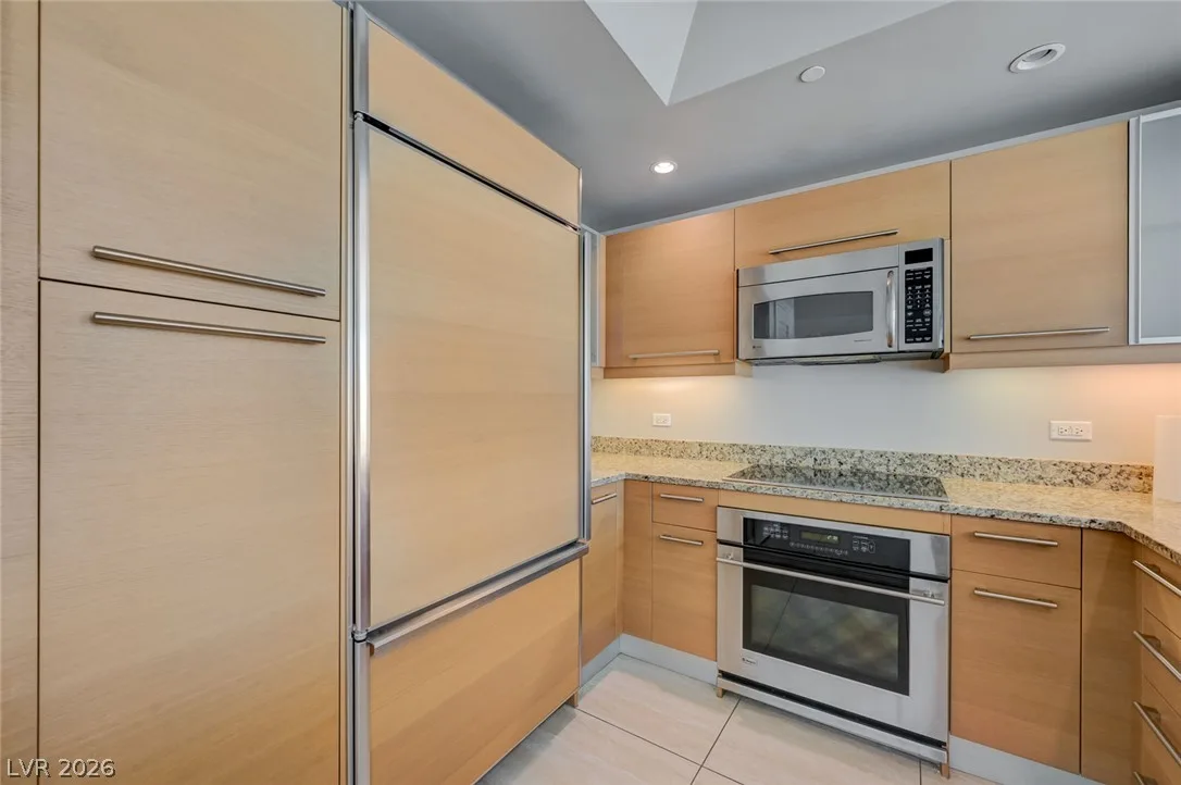 222 Karen Avenue 1602 — photo 3