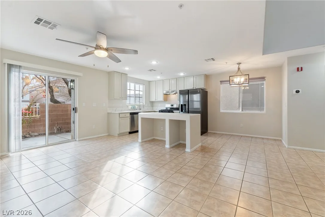 3211 Sunrise Cove Avenue — photo 2