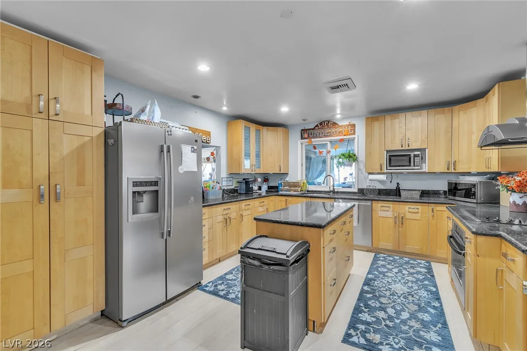 400 Sebastian Avenue — photo 2