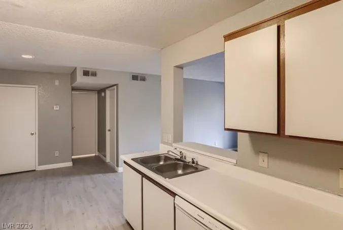 220 Mission Newport Lane 106 — photo 5