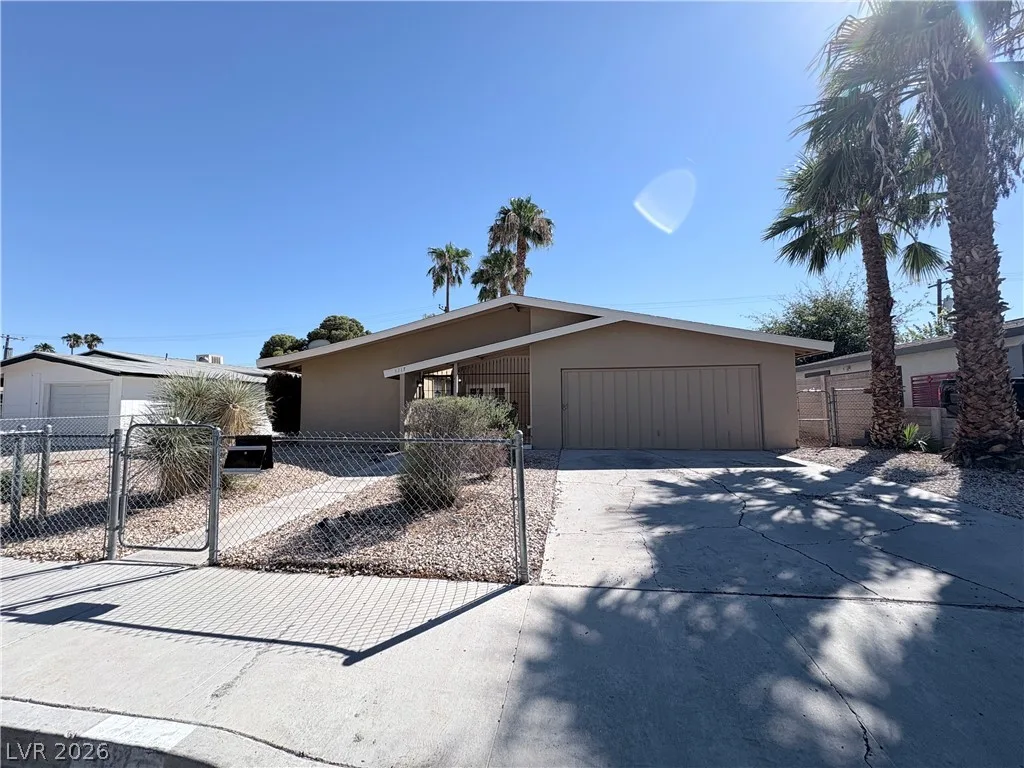 4217 SAWYER Avenue — photo 1