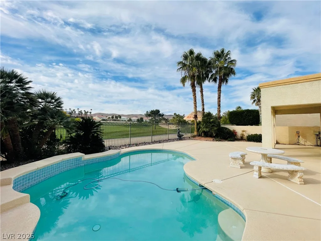231 Cliff Valley Drive — photo 2