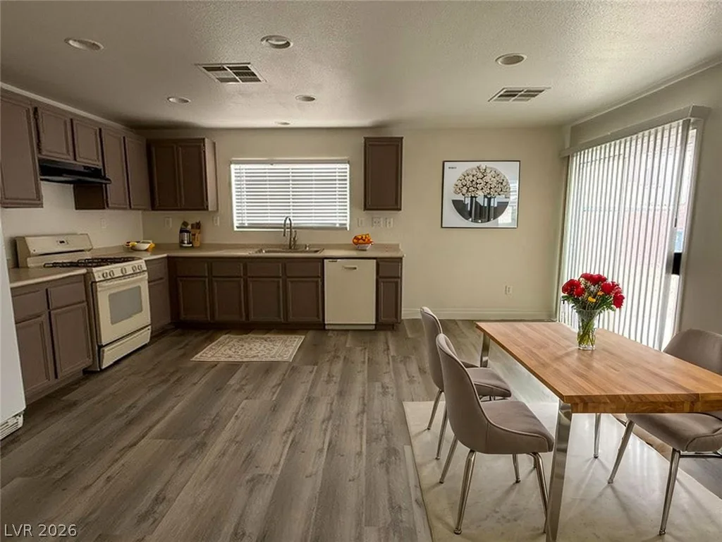 8012 DUTCH VILLAS Street — photo 5
