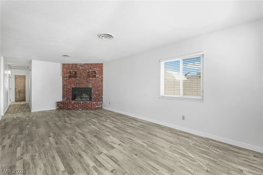5574 Tunis Avenue — photo 4