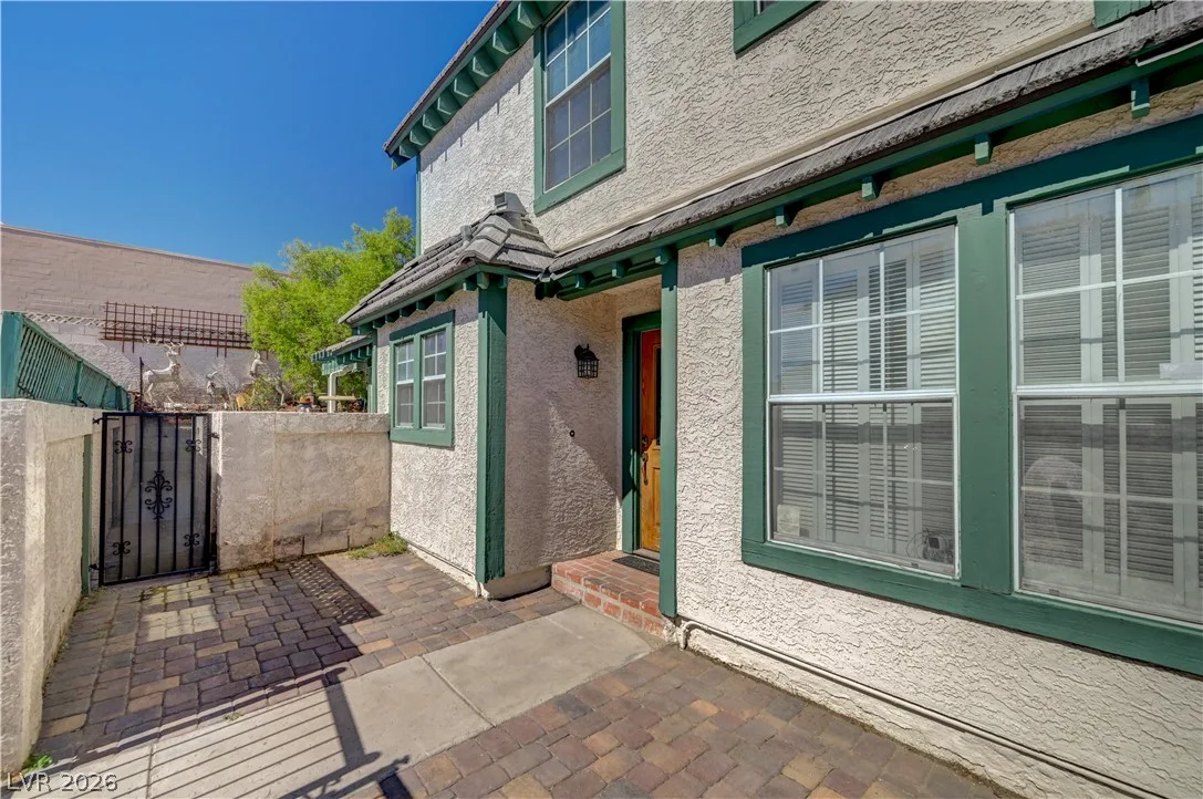 4071 Radbourne Avenue — photo 4