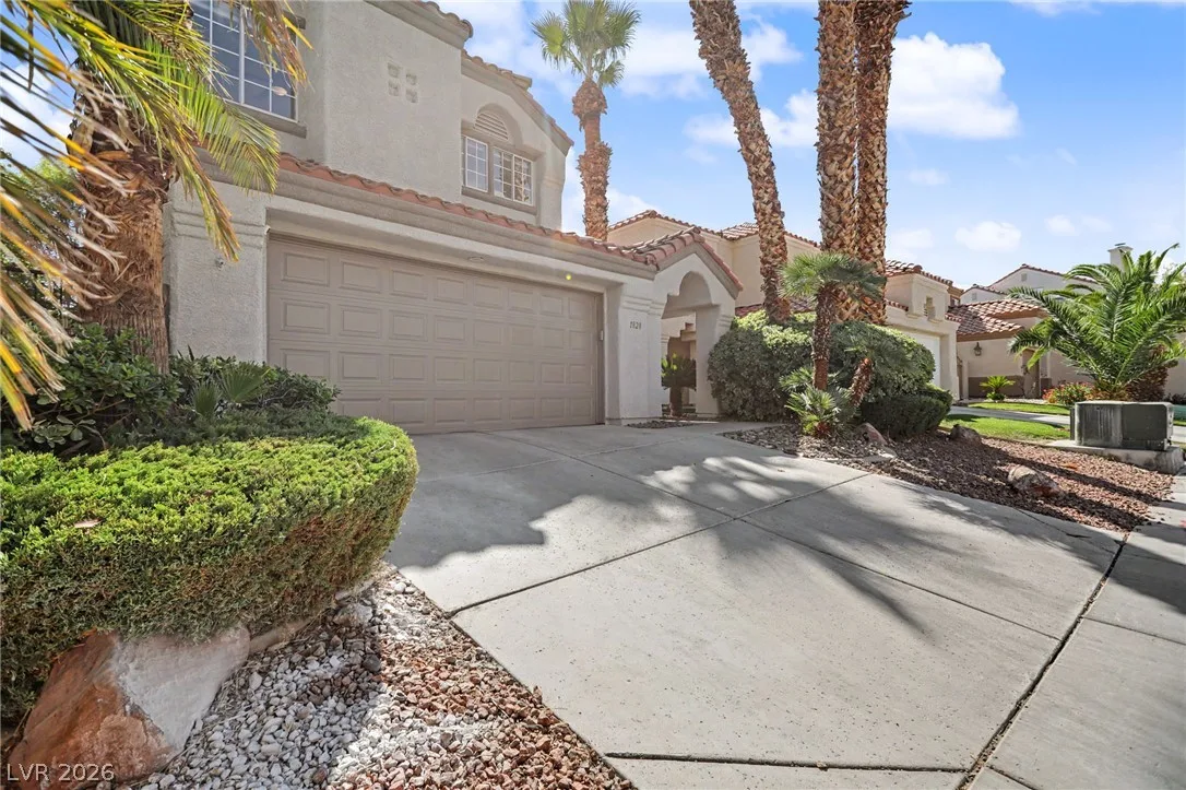 1828 Derbyshire Drive — photo 3