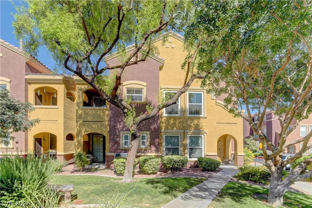 3975 North Hualapai Way 217 — photo 2