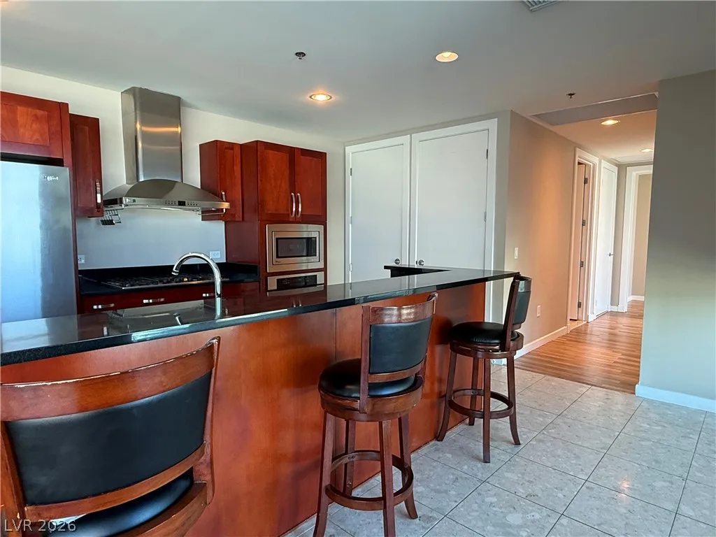 4575 DEAN MARTIN Drive 2008 — photo 2