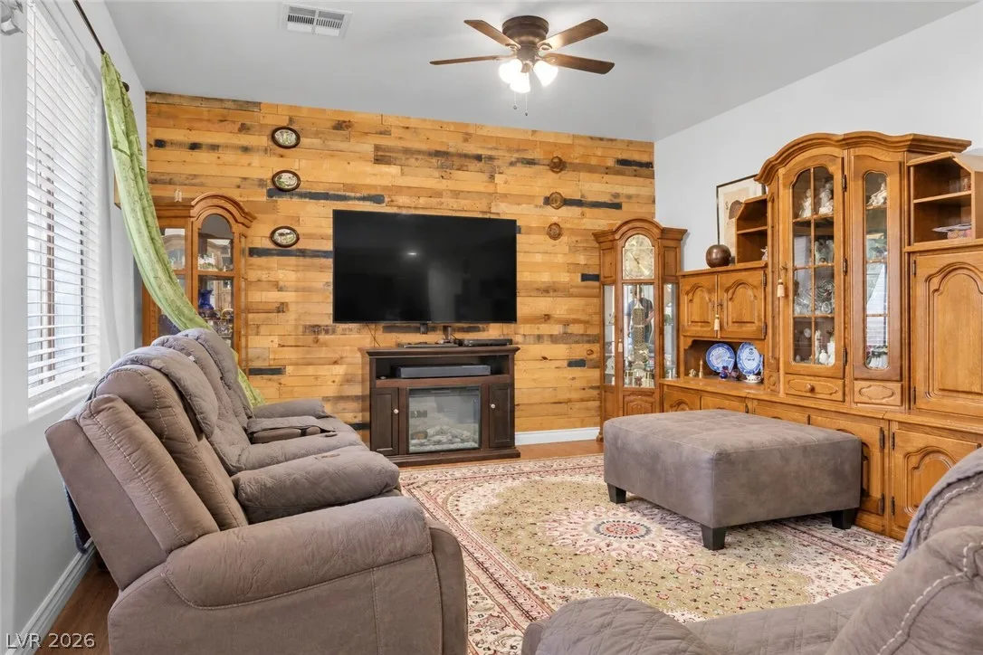 113 Peak Villa Avenue — photo 1