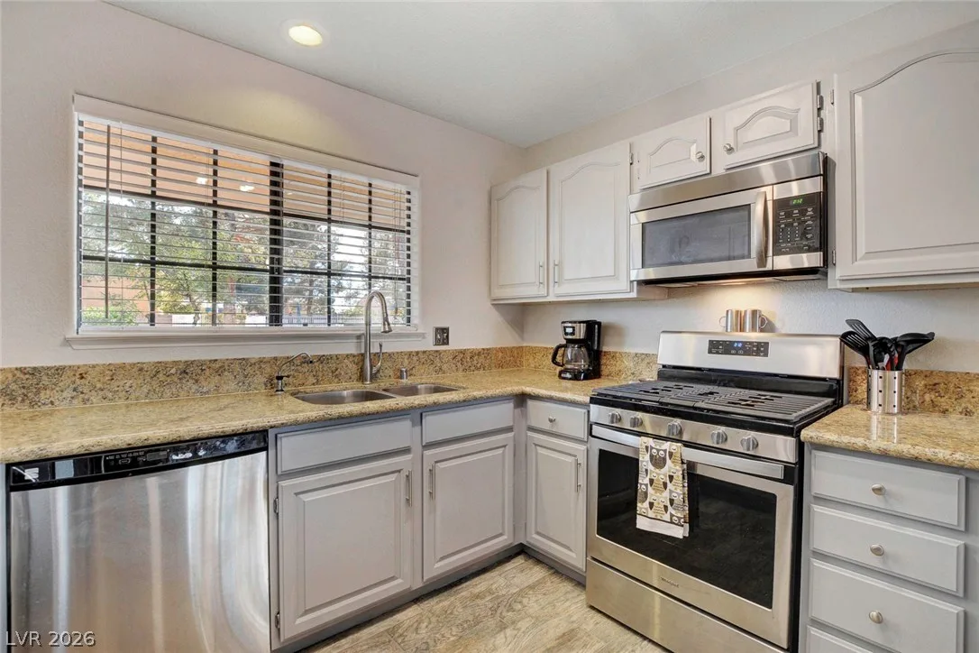 2851 VALLEY VIEW Boulevard 1016 — photo 3