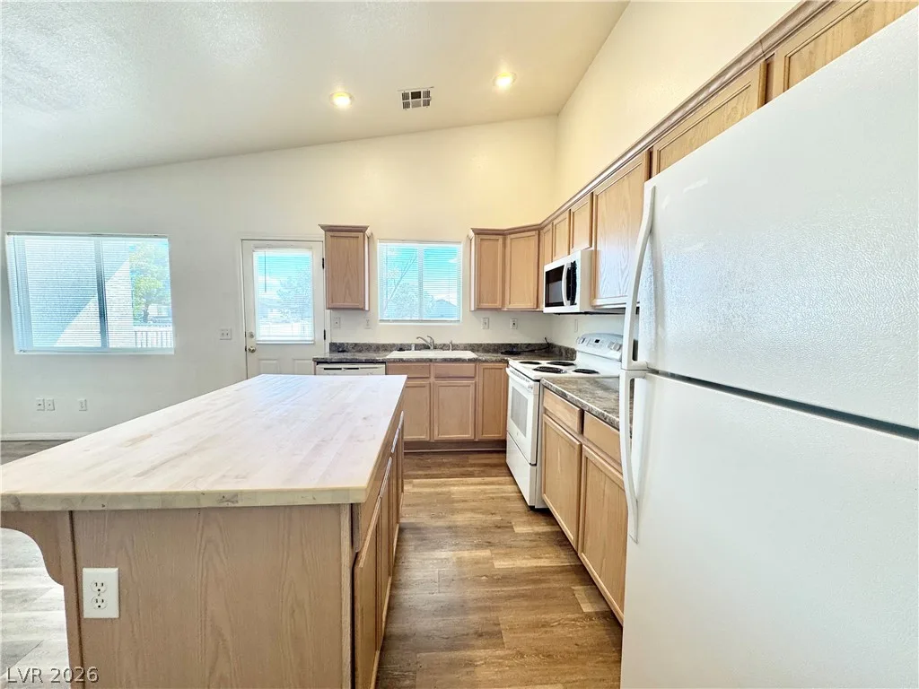 421 East COMSTOCK 3 — photo 4