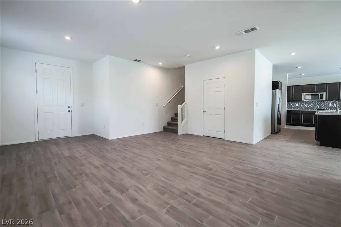 203 RED SANDSTONE Avenue — photo 3