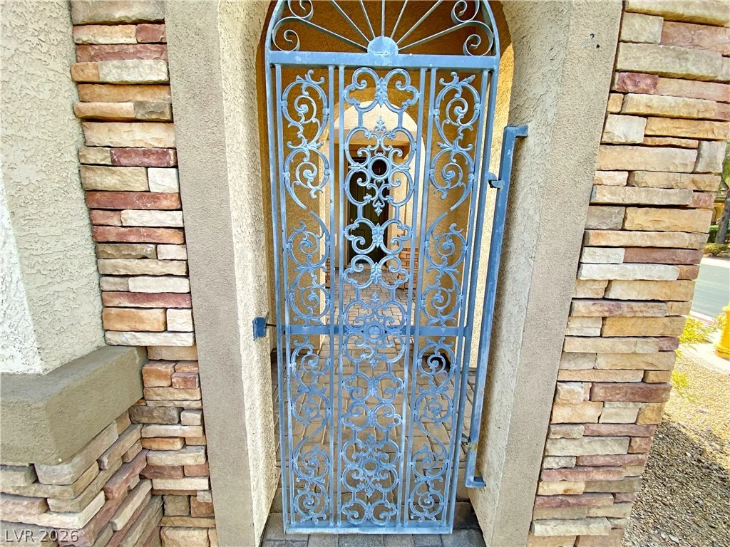 9057 Spinning Wheel Avenue — photo 3
